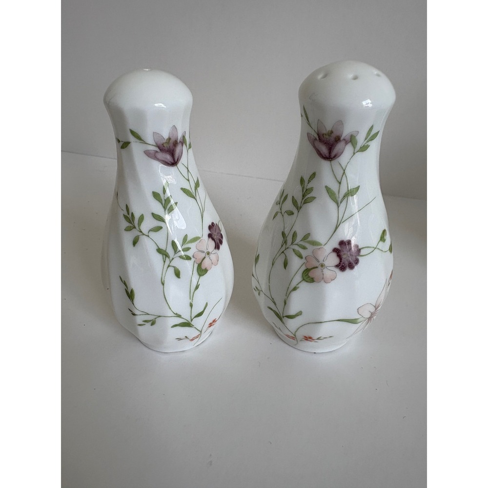 Wedgwood Meadow Sweet Salt & Pepper Shakers Set Bone China Made in England Vtg